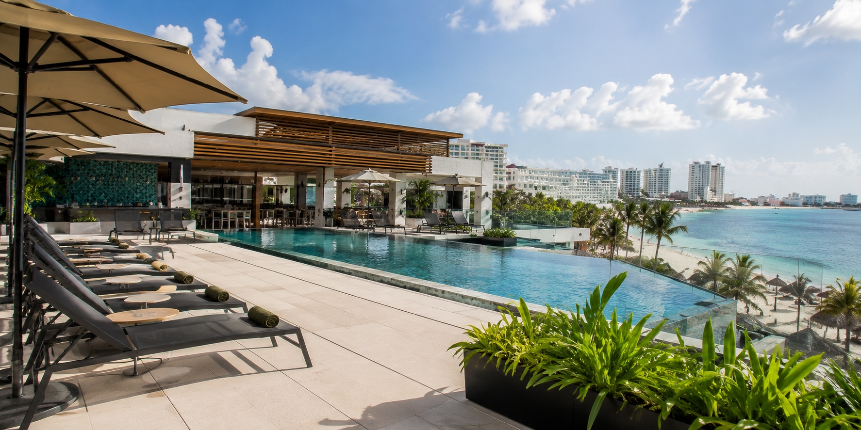 Mid-range Cancun Hotel Zone hotel pool and beach section