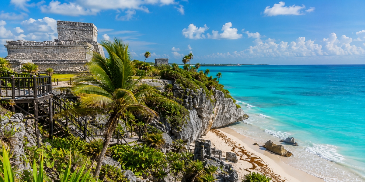Курорт на полуострове Punta Cancun с защищенным угловым пляжем, используемый для сравнения Grand Fiesta Americana Coral Beach