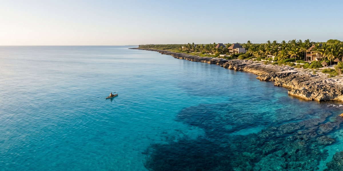 Прозора вода Карибського моря біля курорту на Косумелі з видом на риф
