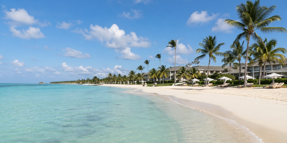 Caribbean resort coastline used to illustrate the Punta Cana versus Cancun beach decision